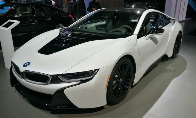 The 3-cylinder, fast and beautiful BMW i8!